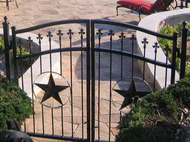 Custom Fence and Gate Fabrication in Cross Roads Texas